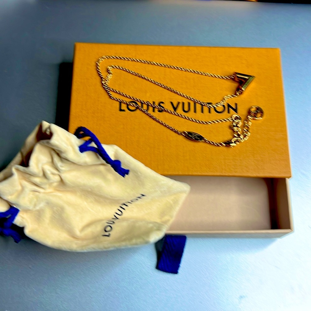 LV Essential V Necklace